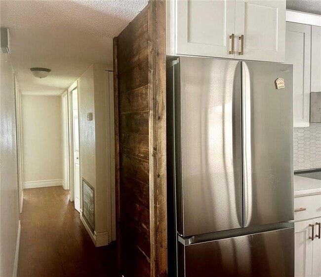 Building Photo - 410 NE 15th Ct