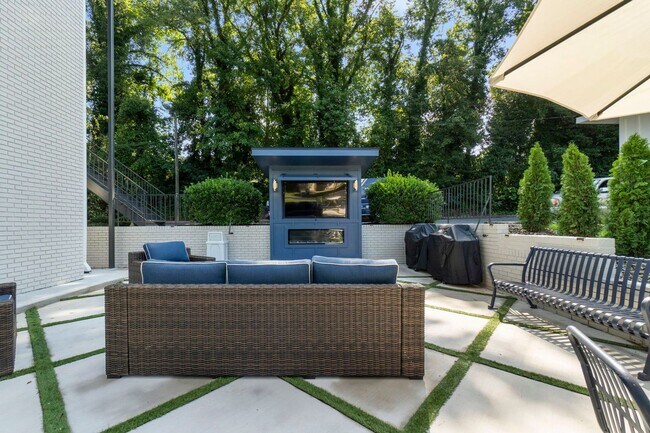 Building Photo - Furnished 1BR Studio w/ Fireplace & Deck – Prime Location!