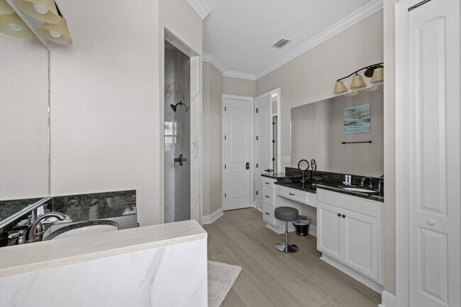 Building Photo - 834 Golden Bear Dr