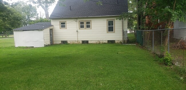Building Photo - 872 S Main St