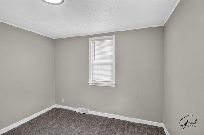 Building Photo - $1300 2 bedroom bungalow