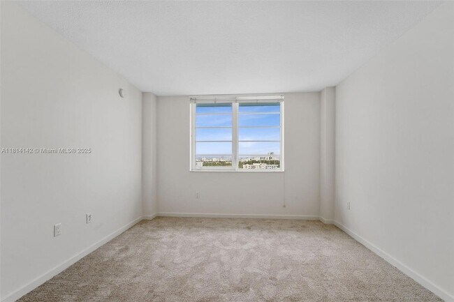 Building Photo - 910 West Ave