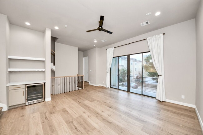 Building Photo - City views, smart layout, and Houston convenience?