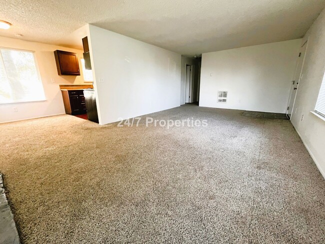 Building Photo - **$500 Rent Credit** 2 BD 1 BA home in SE ...