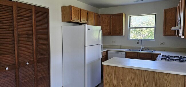 Building Photo - 300 Village Creek Dr