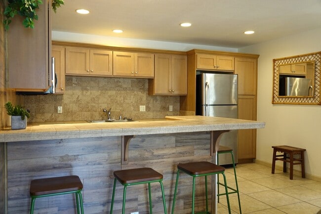Primary Photo - 3 bedroom, 1.5 bathroom furnished condo at...