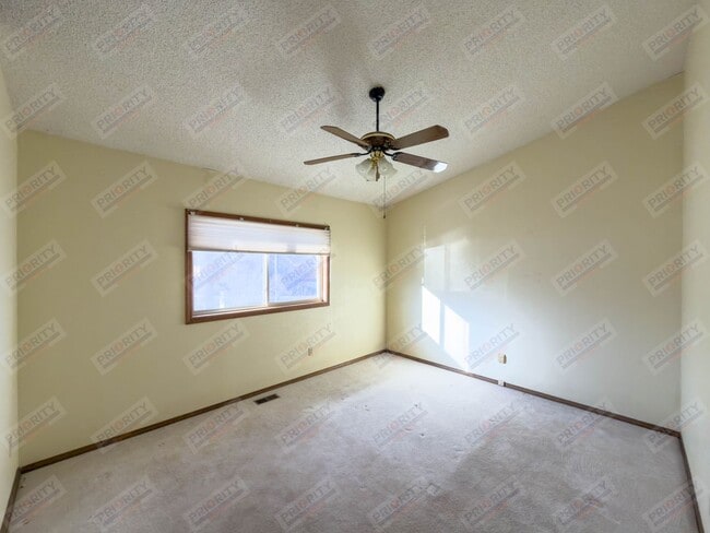 Building Photo - Main level living!