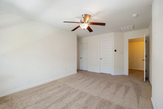 Building Photo - 3 Bedroom Corner Townhome!!! Available Early-Mid April****