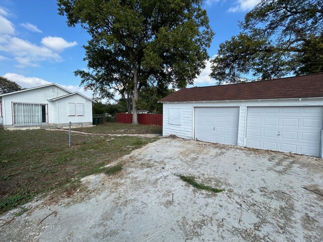 Building Photo - Newly renovated 3 bed/1 bath house for lea...