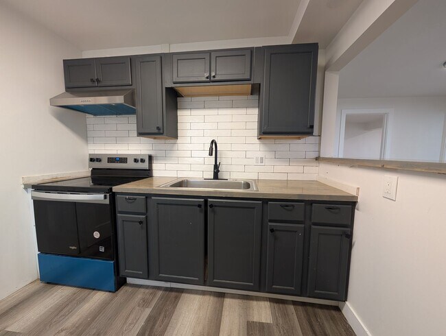 Building Photo - NW 9th &amp; Furnish Duplex