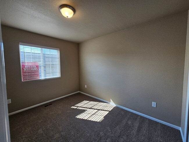 Building Photo - 3 bed-3 bath Townhome with AC!!!