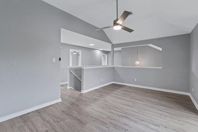 Building Photo - 700 Creekmont Dr