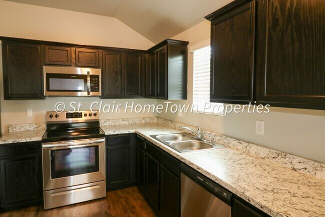 Building Photo - Spacious 4 Bedroom Home in Fox Hollow