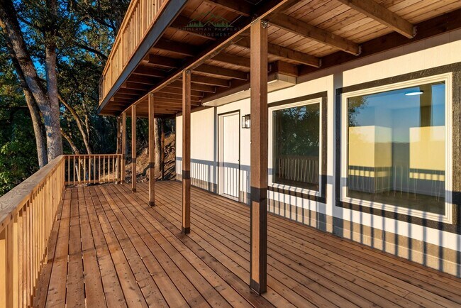 Building Photo - 4 bedroom 2.5 bathroom home with Panoramic views!