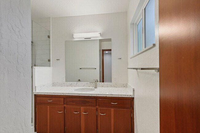 Building Photo - Central Davis 3/2 Mid Modern