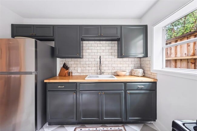 Building Photo - 1706 Palma Plaza