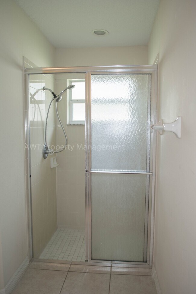 Building Photo - 90a Farmsworth Dr
