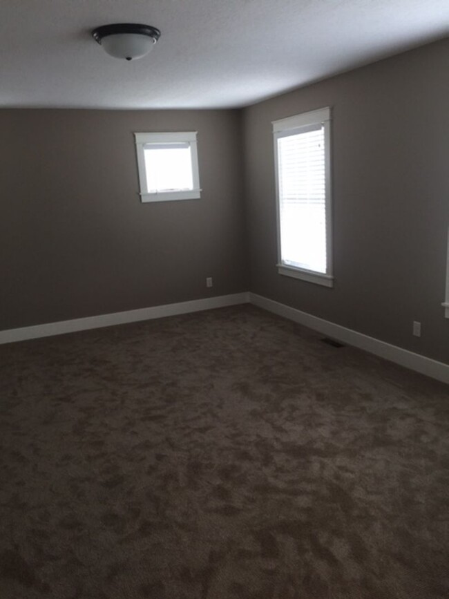 Building Photo - Maintenance free 3 bedroom 2.5 bath home i...