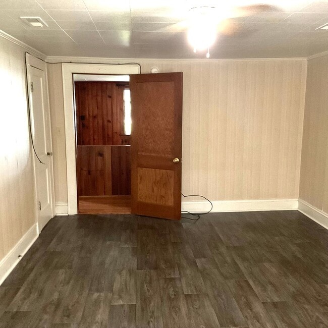 Building Photo - Farm house with 3 bedrooms, 1 1/2 baths