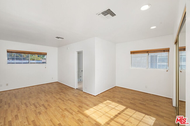 Building Photo - 312 S Maple Dr