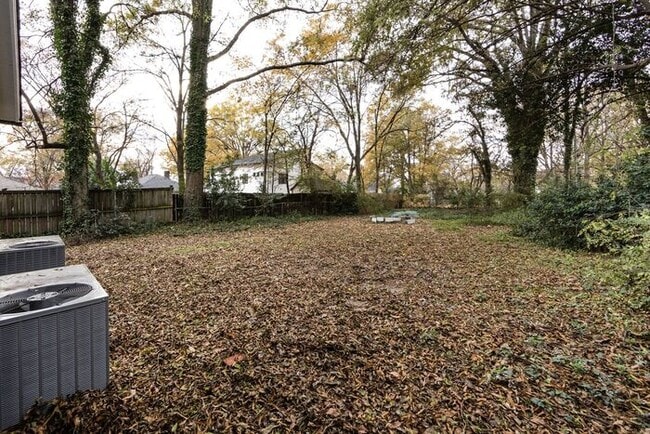 Building Photo - Recently Updated 1BA/1BA Duplex Home with ...