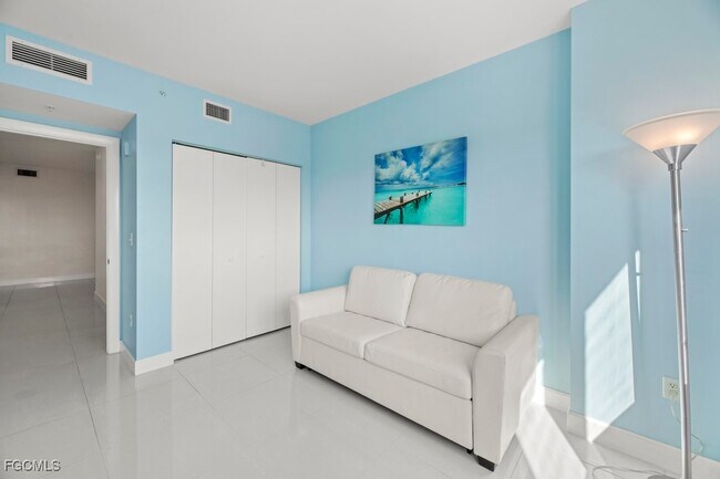 Building Photo - 3000 Oasis Grand Blvd