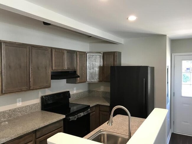 Building Photo - Beautiful 4 bedroom 2.5 bath townhome