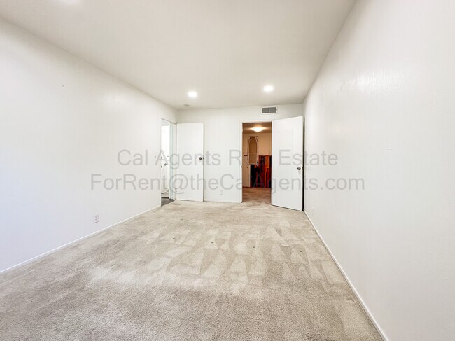 Building Photo - 2306 D St