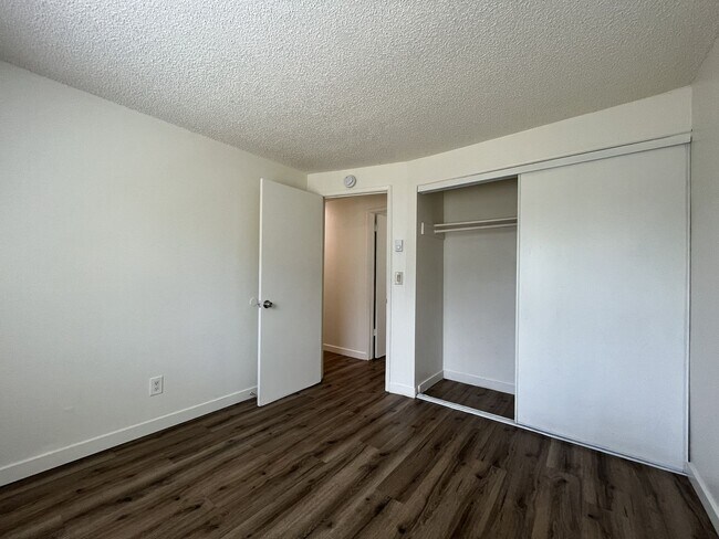 Building Photo - Spacious Corner Apartment with Three Bedrooms, Open Living Space & Modern Kitchen
