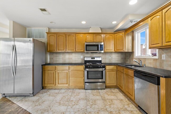 Primary Photo - 304 49th St