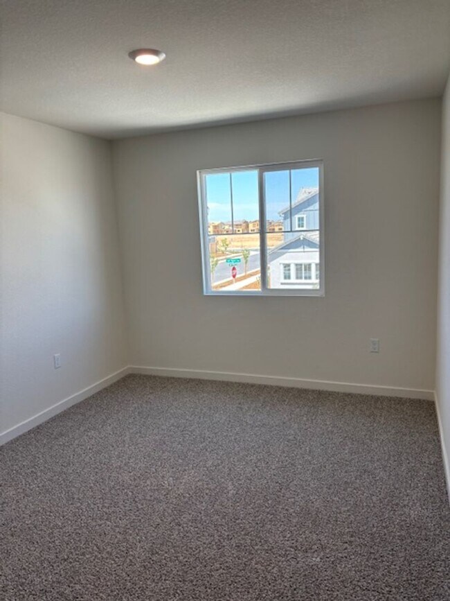 Building Photo - Brand New DR Horton Smart Home with 5 Bedr...