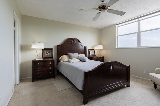 Building Photo - 2811 Somerset Dr