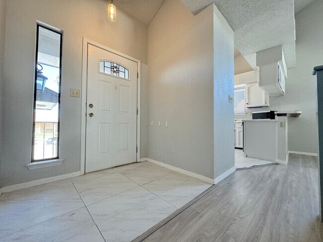 Building Photo - Northeast El Paso 3Bed/2Bath Refrig A/C