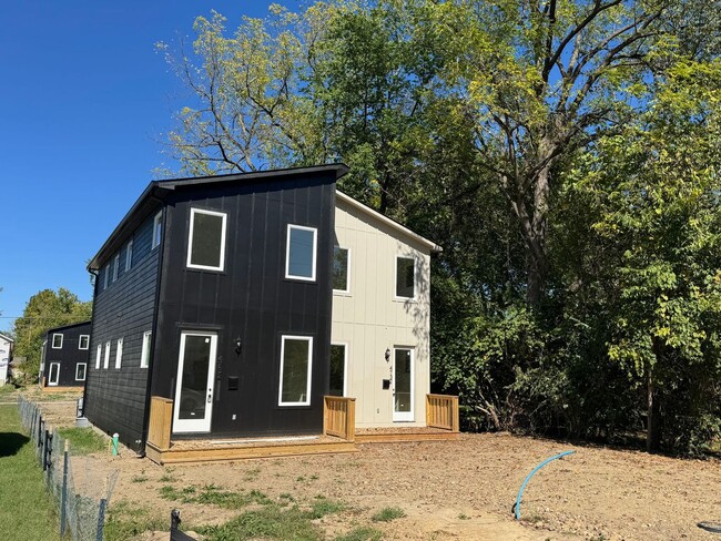 Building Photo - Brand new luxury townhome on the eastside....