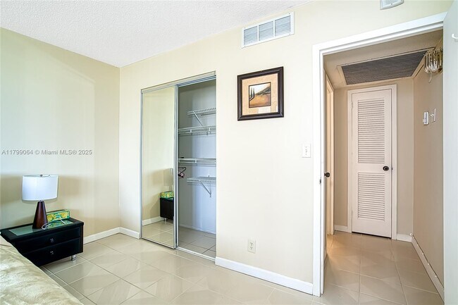 Building Photo - 2030 S Ocean Dr