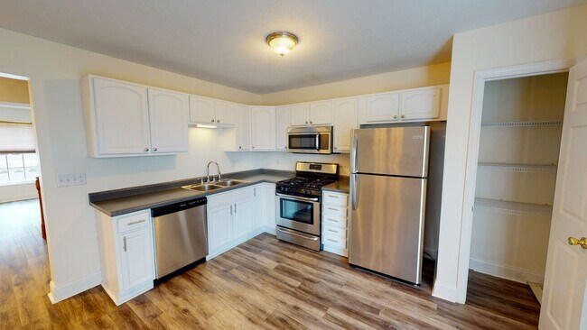Building Photo - 2 Bed / 1.5 Bath Townhouse for Rent!