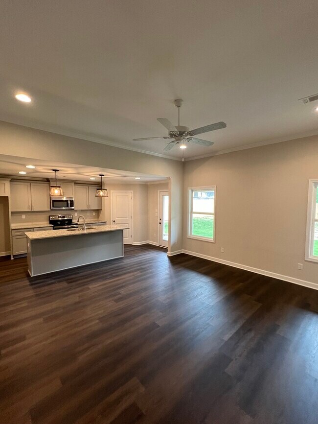 Building Photo - FIRST MONTH'S RENT FREE!