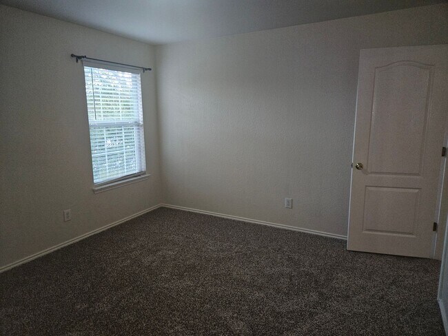 Building Photo - 3 Bedroom in Wildhorse Subdivision