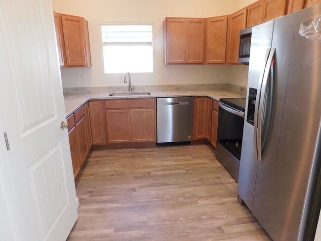 Building Photo - WALKING DISTANCE TO COMMUNITY
