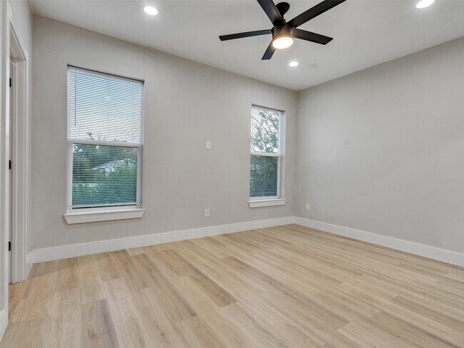 Building Photo - 819 E 40th St