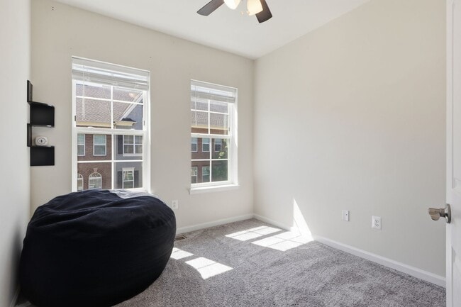 Building Photo - 3 Bed/2.5 Bath End-of-Row Beltsville Townhome