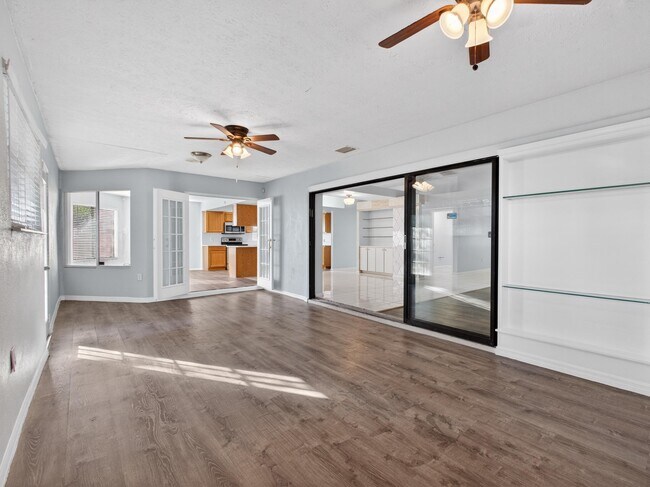 Building Photo - 566 SE Damask Ave