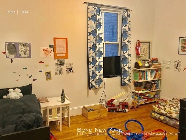 Building Photo - Massive Full Floor Two Bedroom Loft!