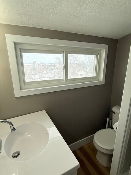 Building Photo - 4333 W 8th St