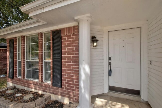 Building Photo - 16908 Ardisia Dr