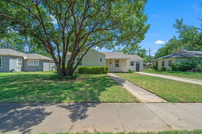 Primary Photo - Large & Updated Home, Minutes from Texas Tech