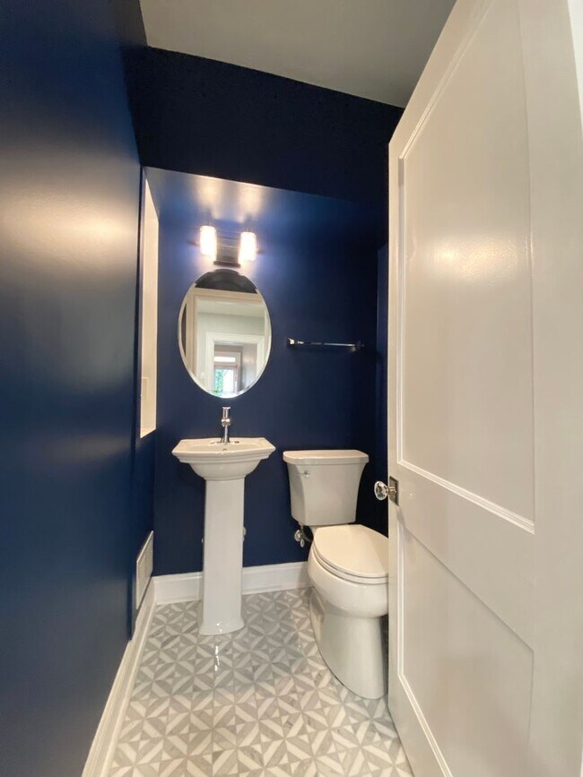 Building Photo - Renovated 2 Bed/1.5 Bath on a Quiet Street in Mt. Washington!  Available July1st!