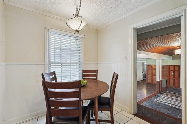 Building Photo - Amazing Historic 1940's Home in Original C...