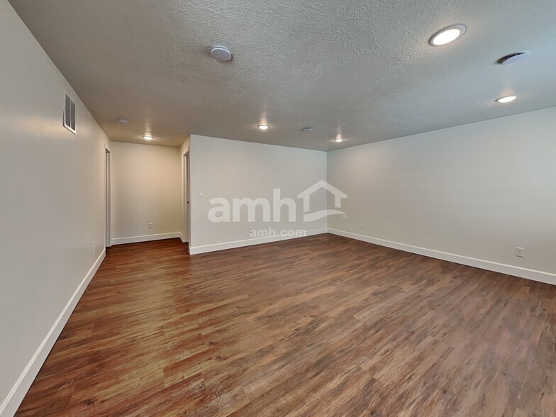 Building Photo - 11016 S Trocadero Ave