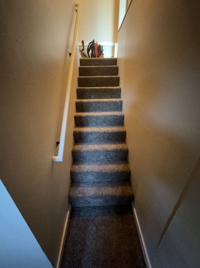 Building Photo - REDUCED! Beautifully Updated 3 Bedroom 2 B...